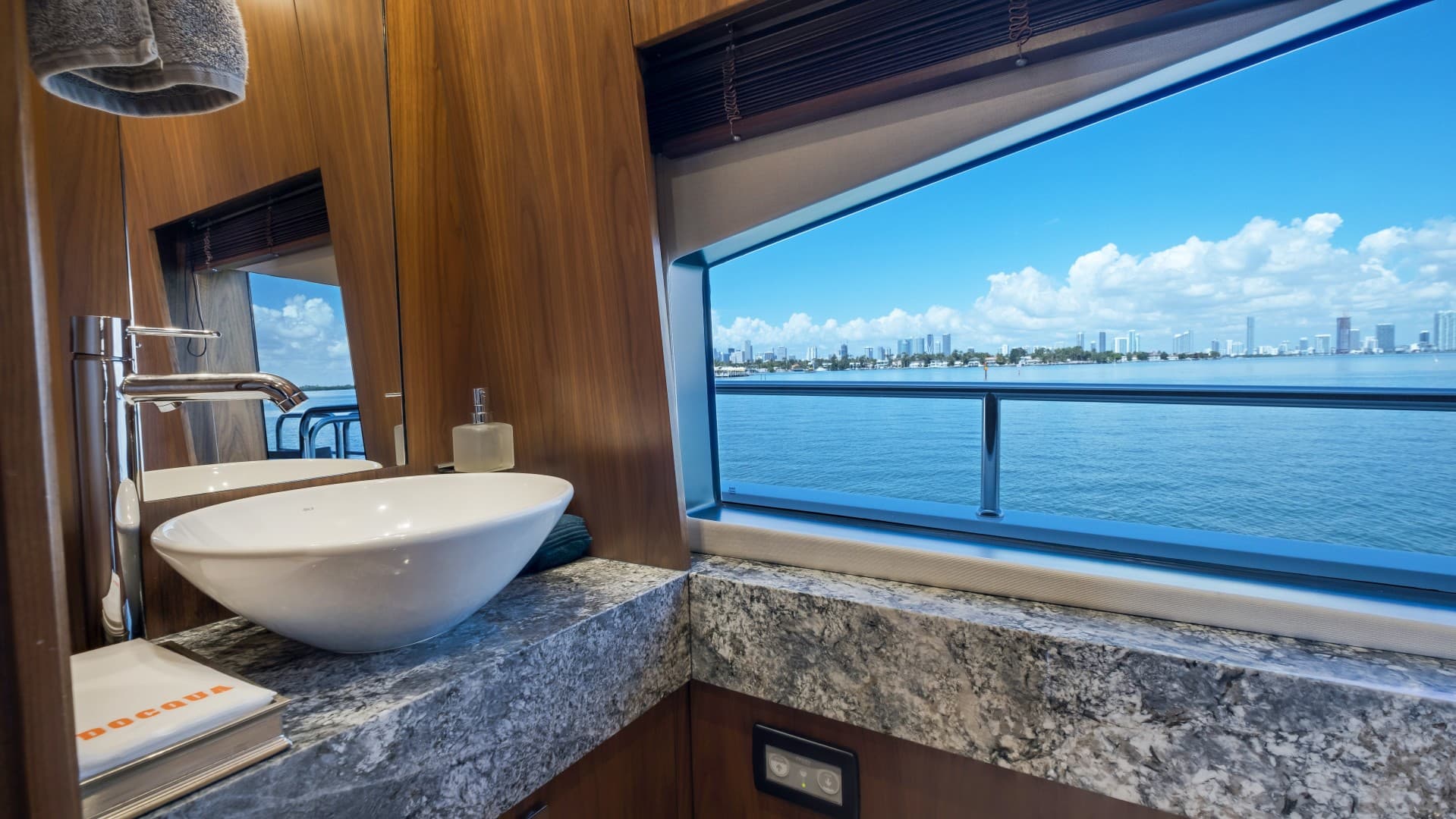 2018 Sunseeker 86 Yacht photo 35