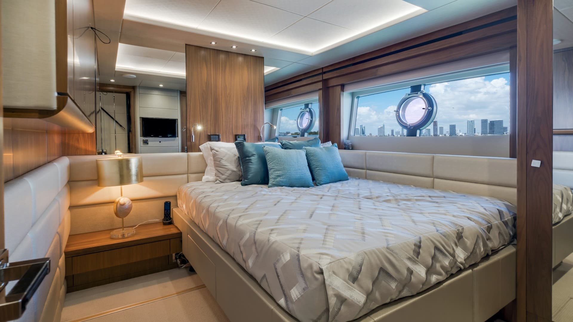 2018 Sunseeker 86 Yacht photo 38