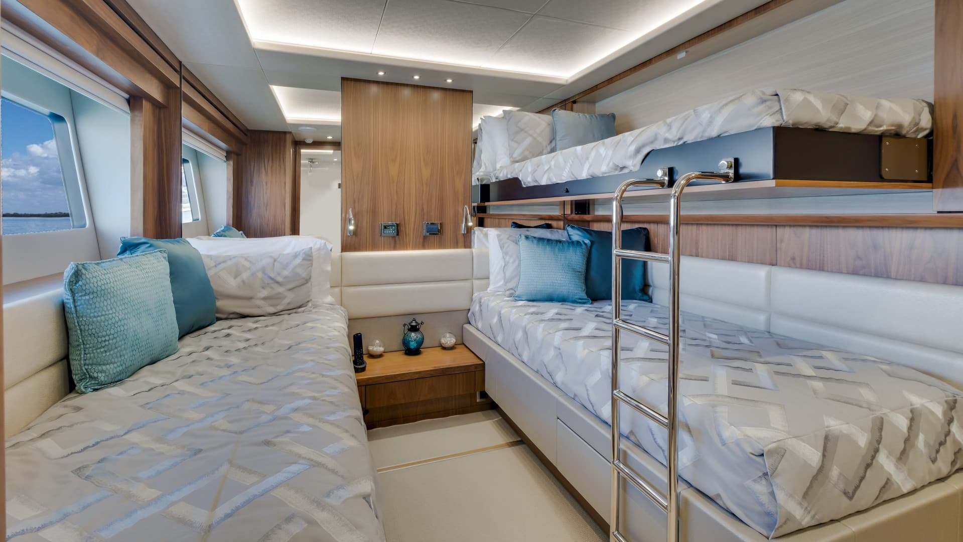 2018 Sunseeker 86 Yacht photo 40