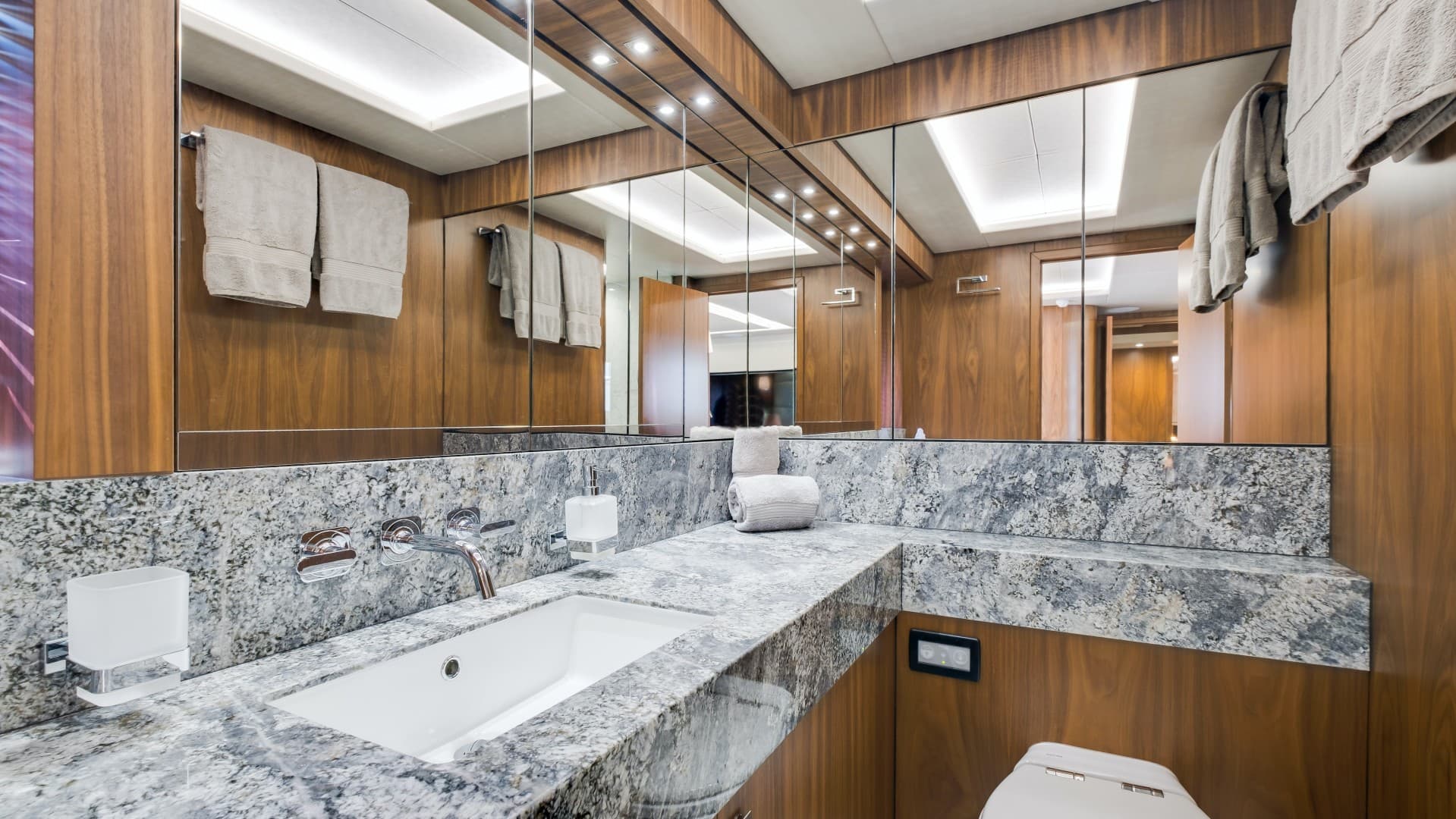 2018 Sunseeker 86 Yacht photo 37