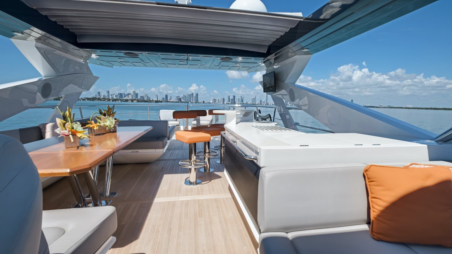 2018 Sunseeker 86 Yacht photo 9