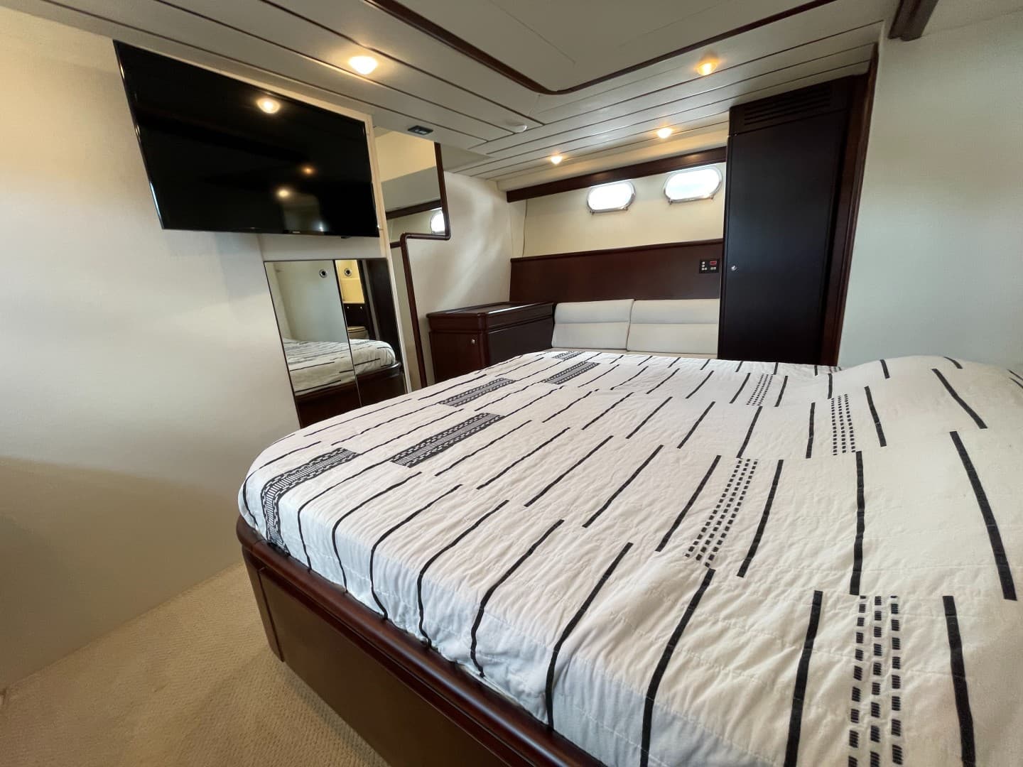 2001 Ferretti Yachts 680 photo 20