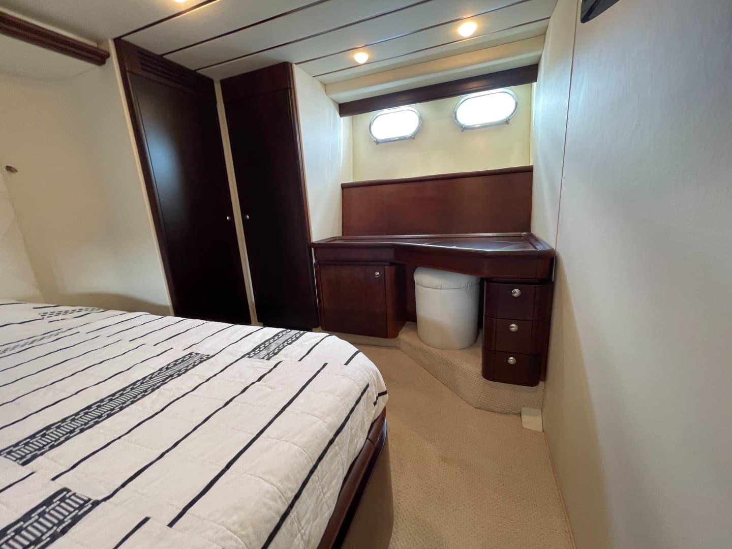 2001 Ferretti Yachts 680 photo 21