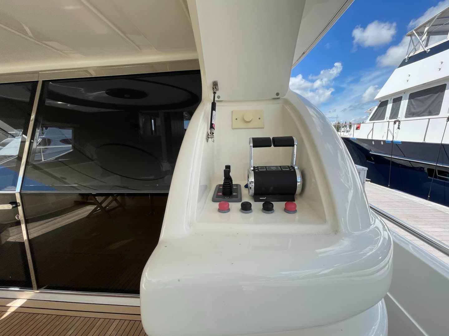 2001 Ferretti Yachts 680 photo 11