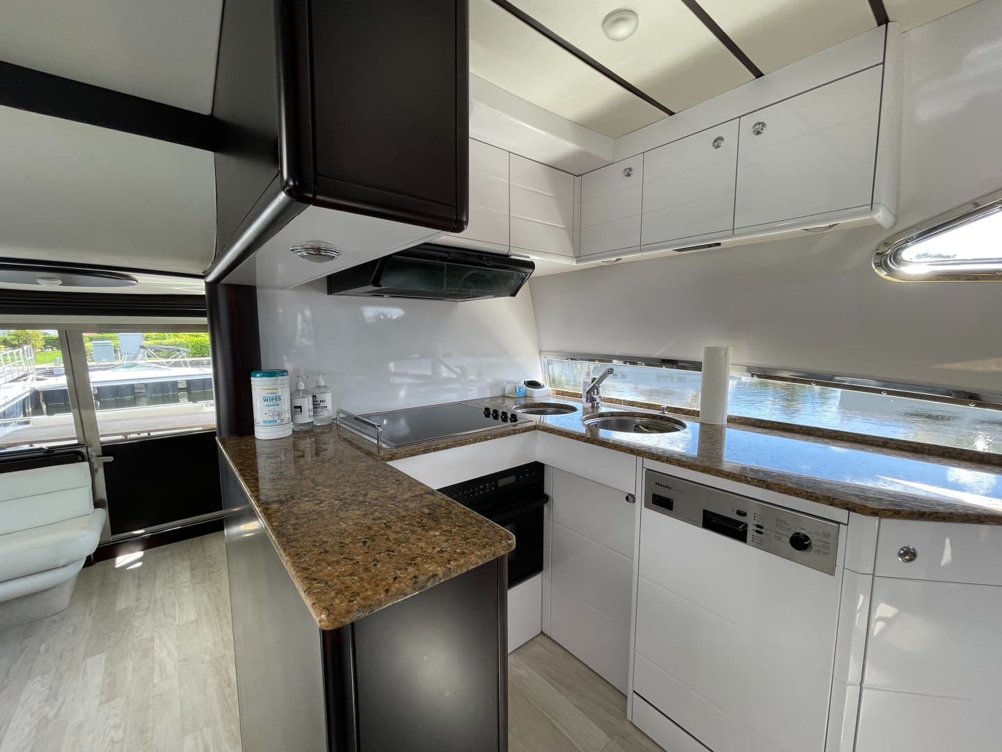 2001 Ferretti Yachts 680 photo 16