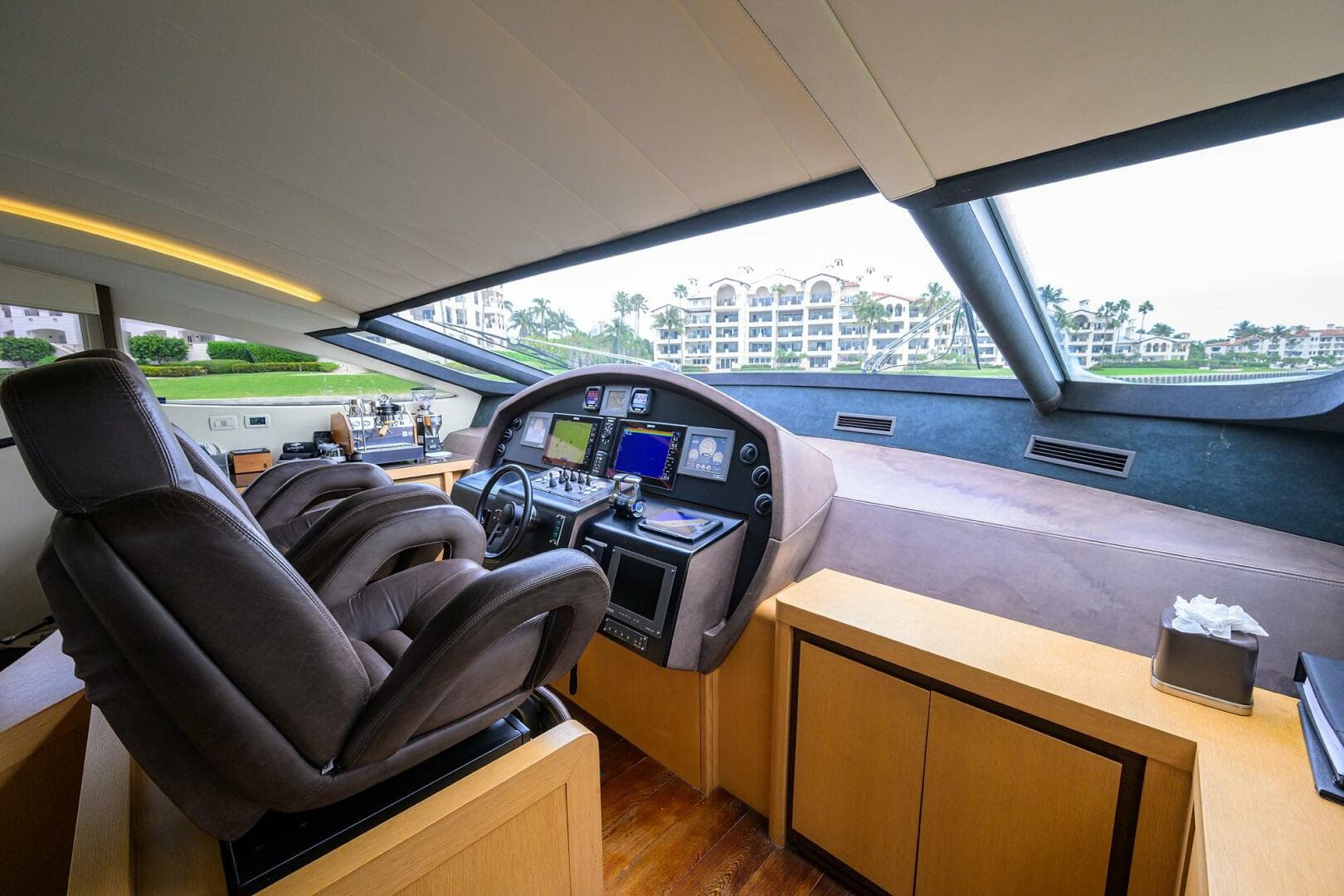 2009 Pershing 90 Express photo 16