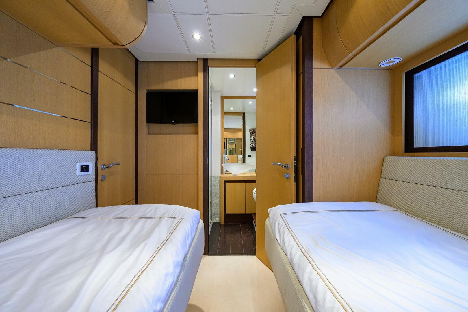 2009 Pershing 90 Express photo 36