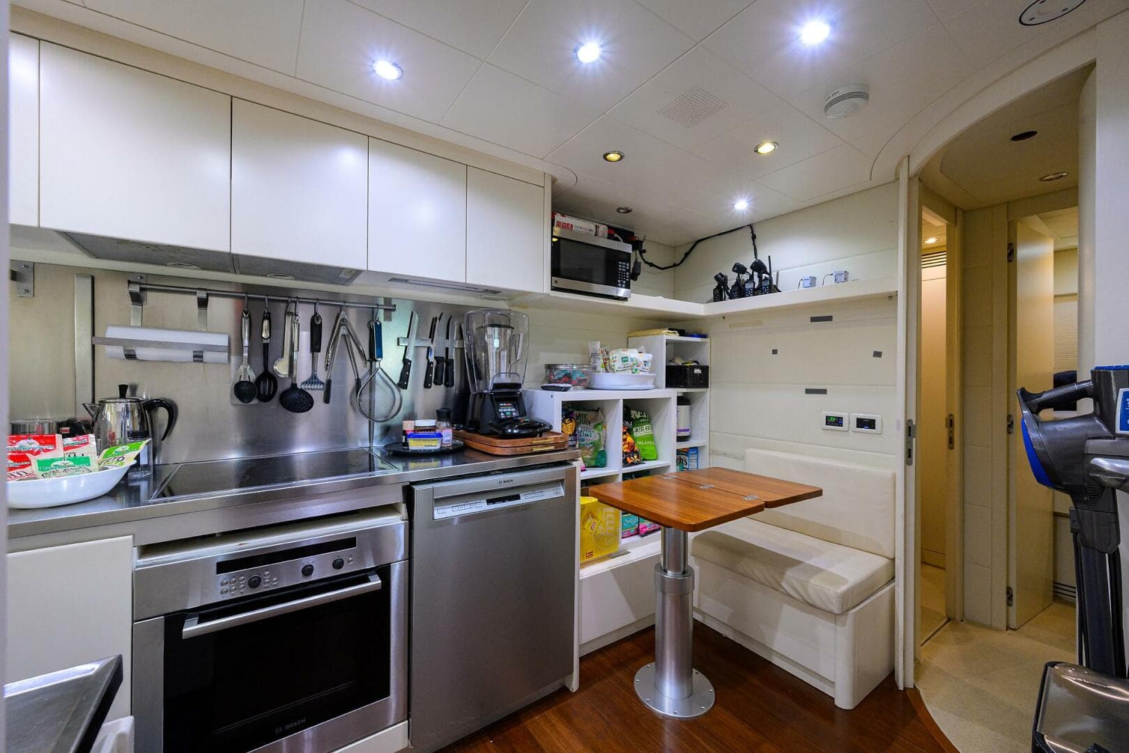 2009 Pershing 90 Express photo 18