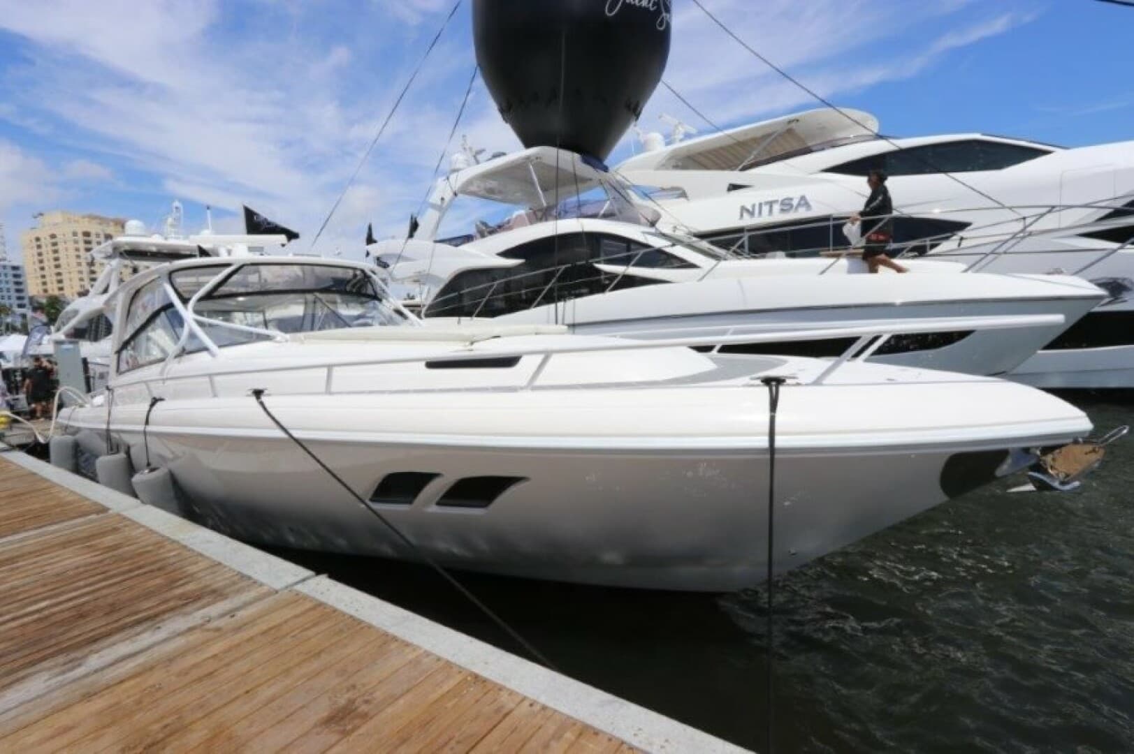 2019 Intrepid 475 Sport Yacht photo 3
