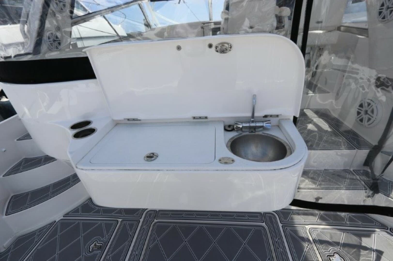 2019 Intrepid 475 Sport Yacht photo 16