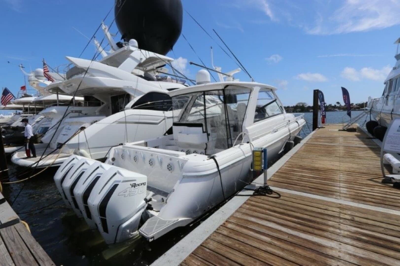 2019 Intrepid 475 Sport Yacht photo 8