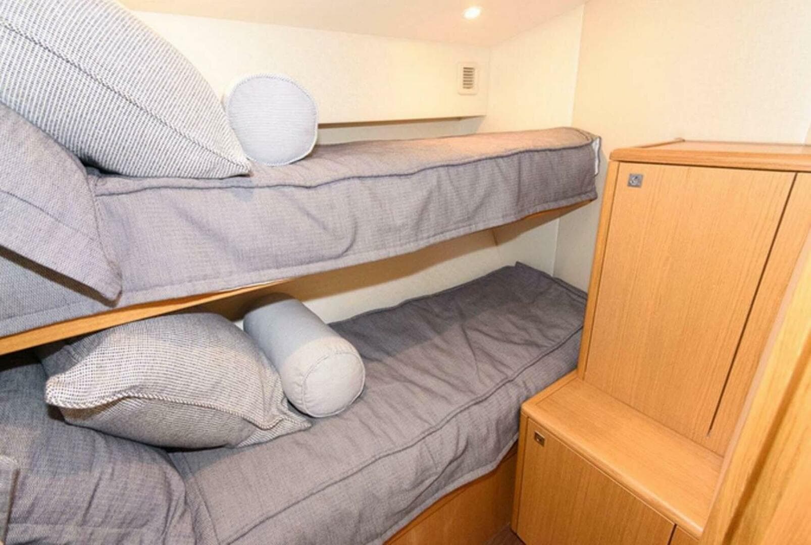 2015 Hatteras Express Sportfish photo 11