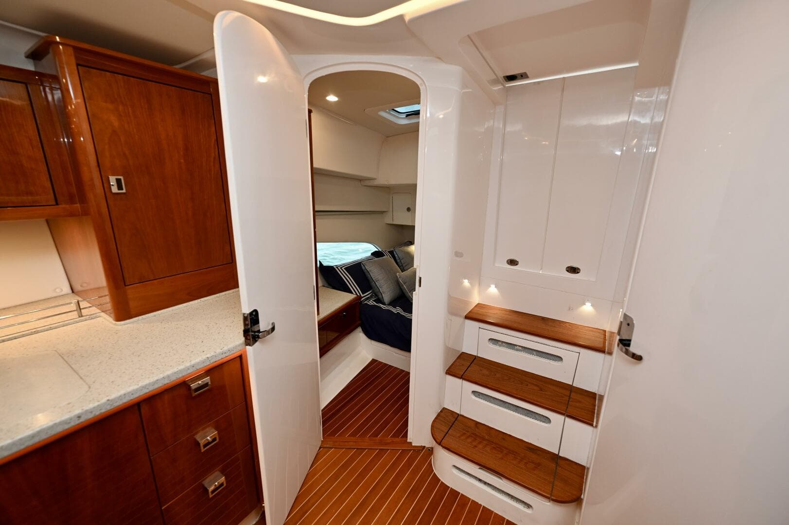 2021 Intrepid 438 Evolution photo 32