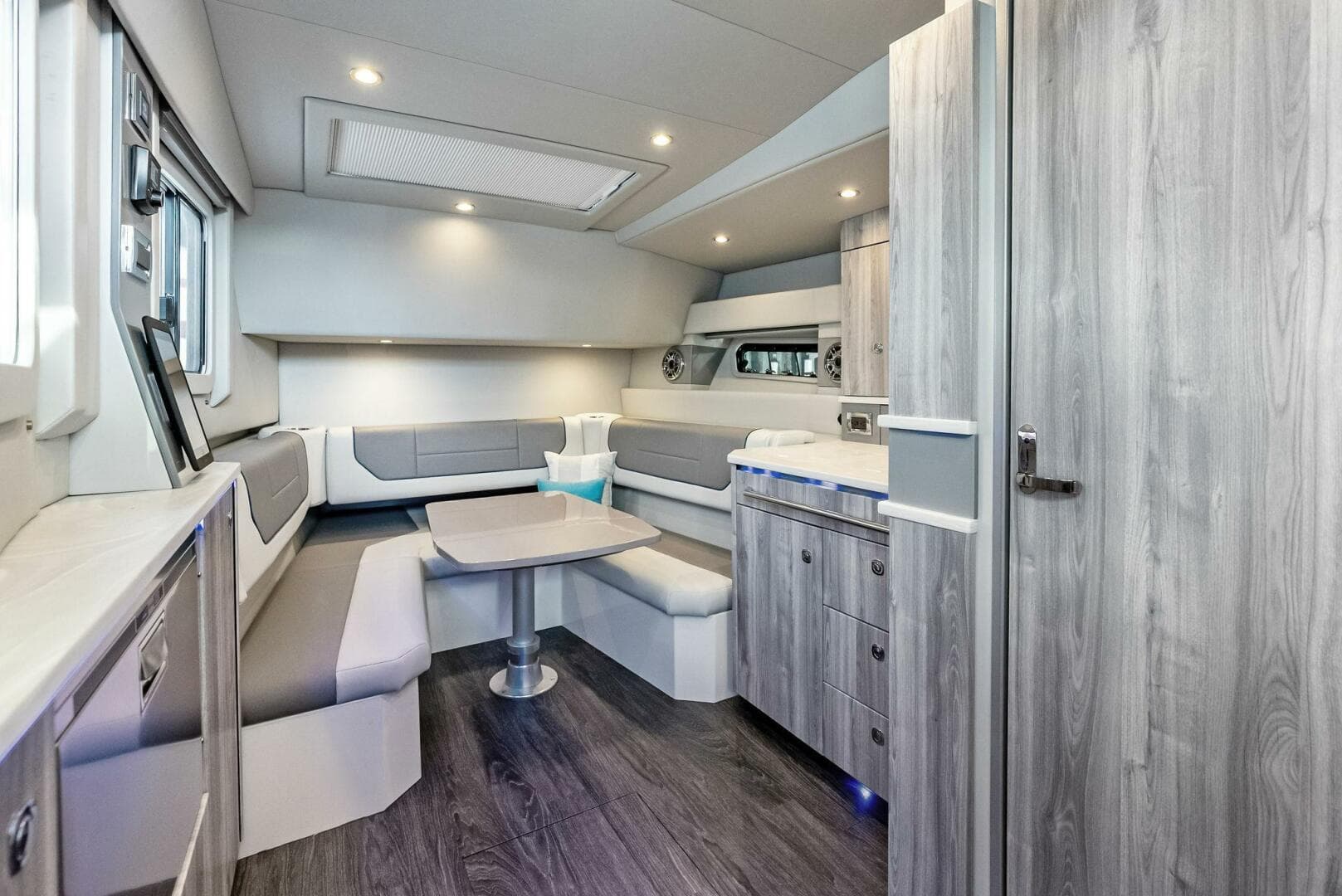 2022 Formula 430 Super Sport Crossover photo 24