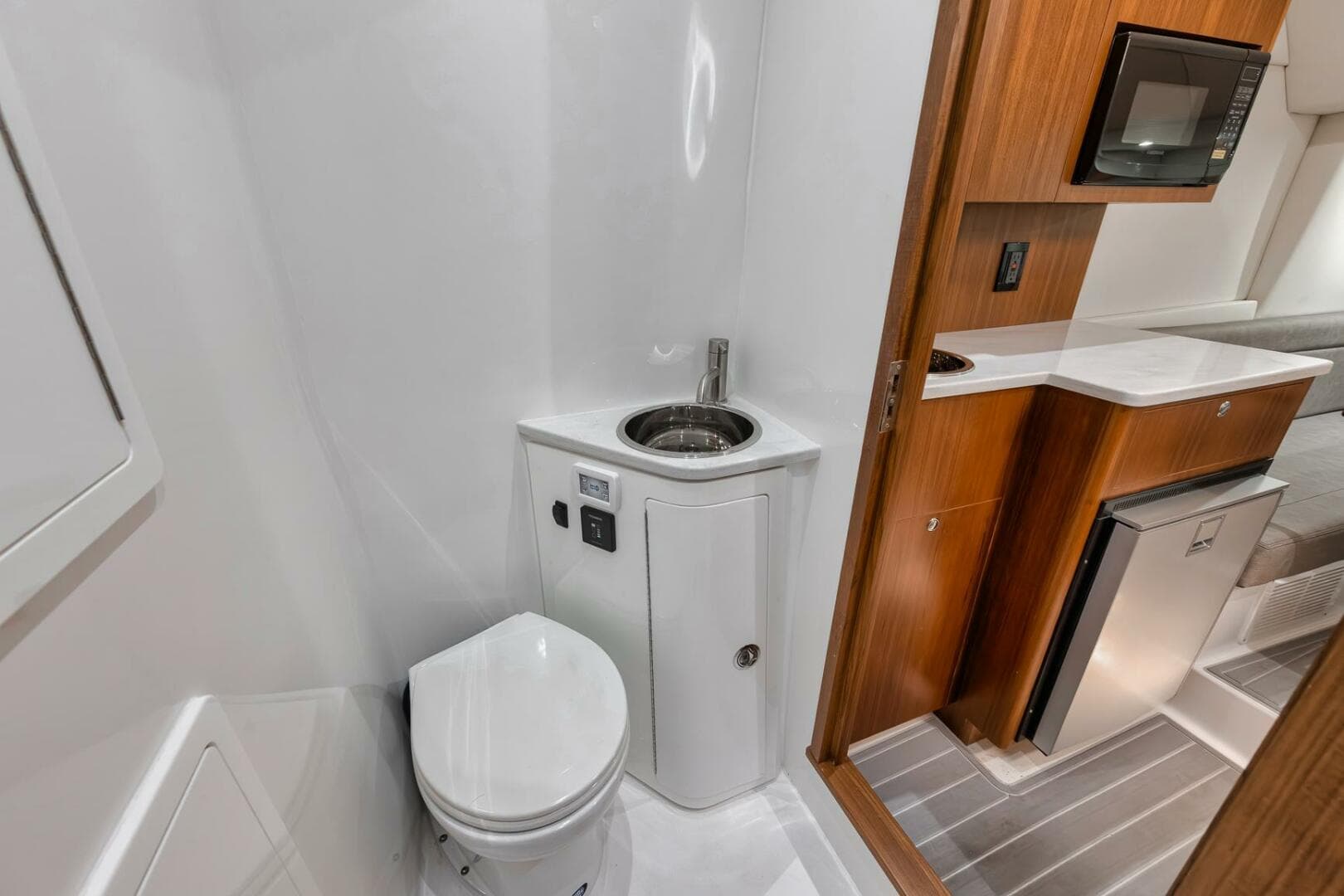 2024 Front Runner 47 CC photo 48