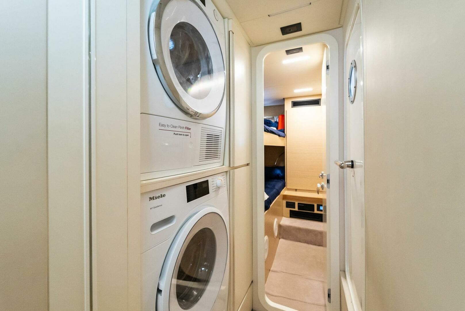 2023 Ferretti Yachts 670 photo 31