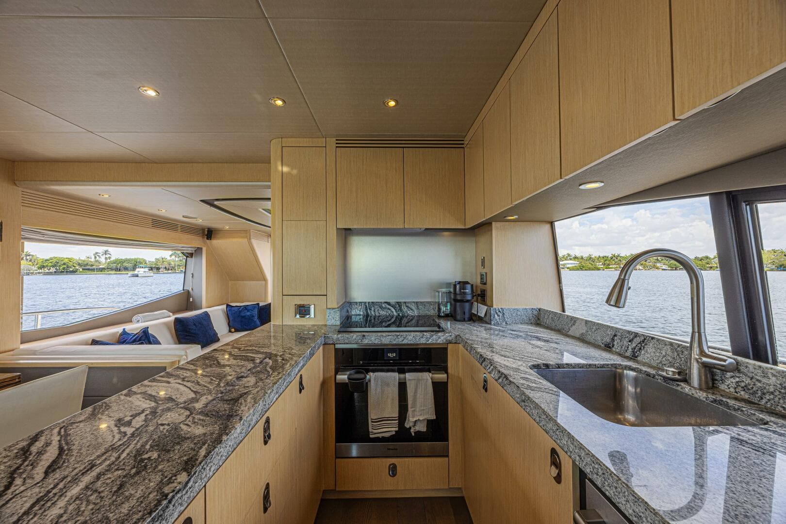 2017 Sunseeker 75 Yacht photo 35