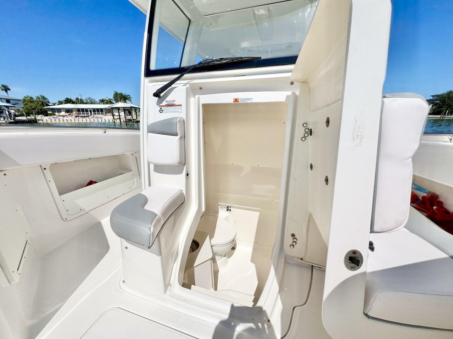 2020 Robalo R302 photo 15