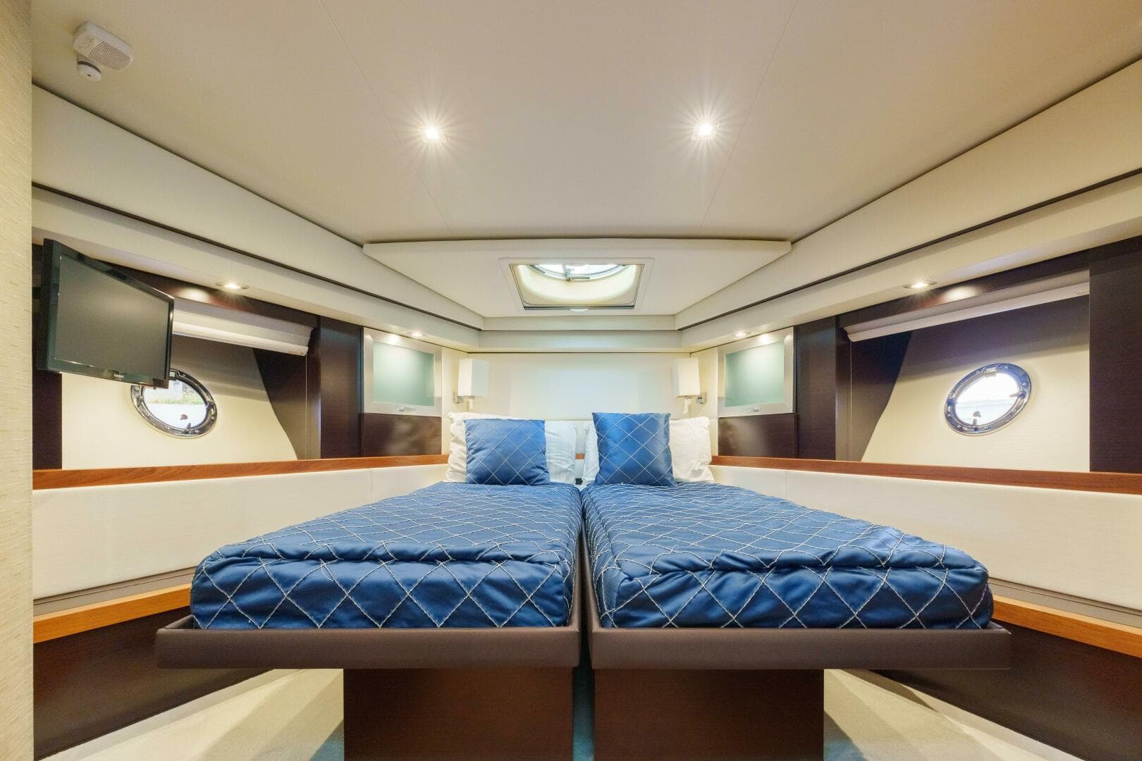 2017 Tiara Yachts C53 Coupe photo 26