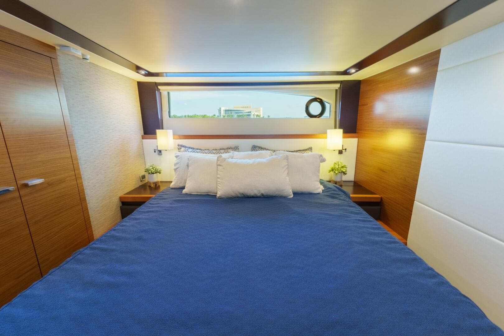 2017 Tiara Yachts C53 Coupe photo 32