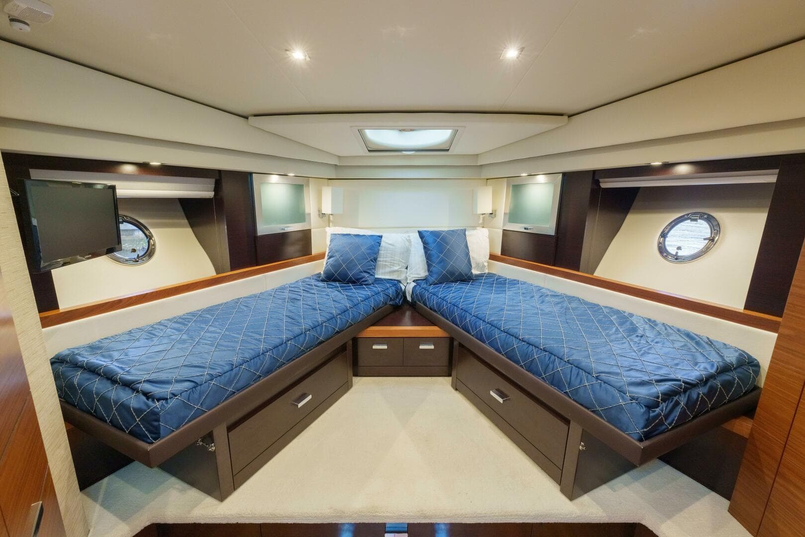 2017 Tiara Yachts C53 Coupe photo 25