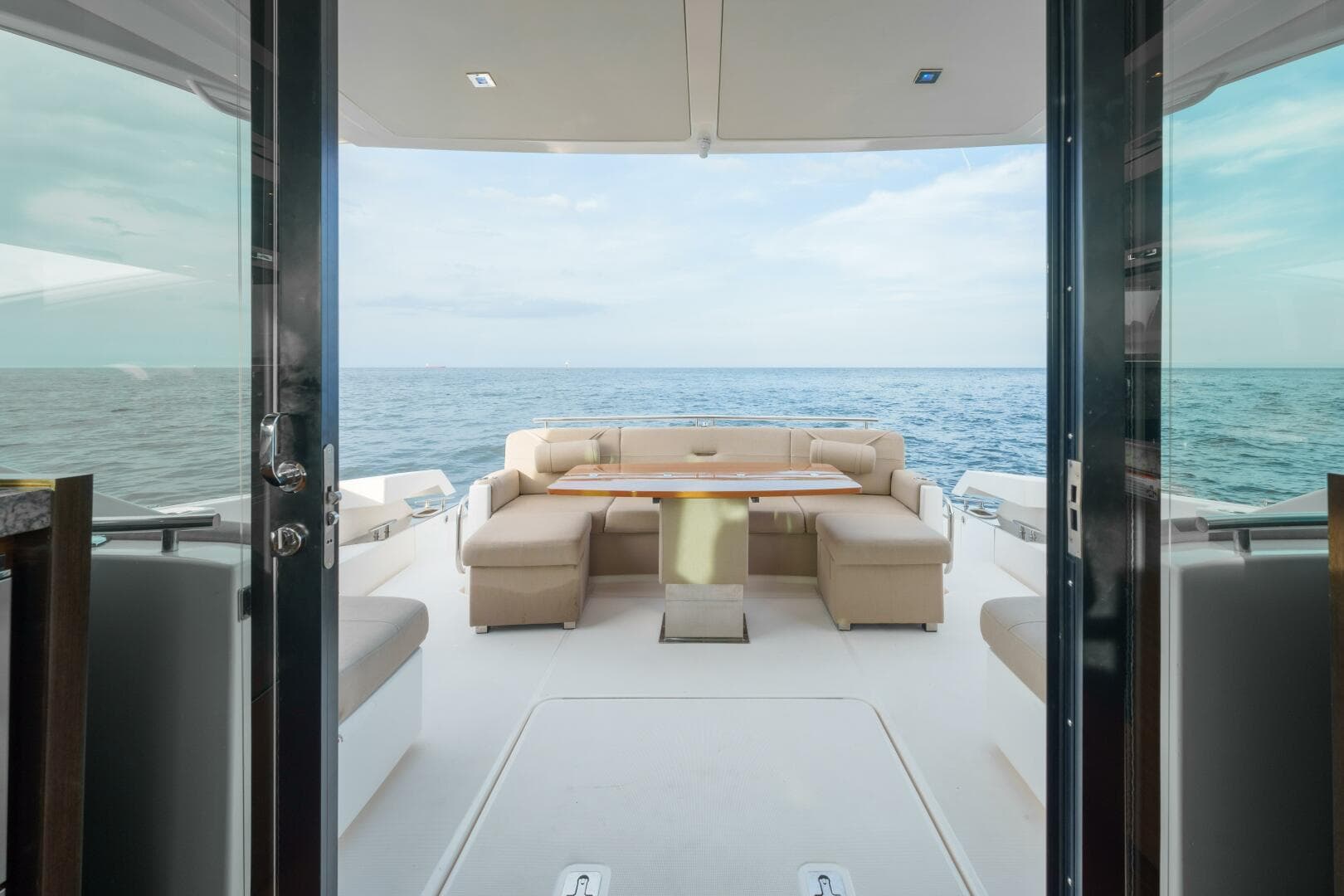 2017 Tiara Yachts C53 Coupe photo 11