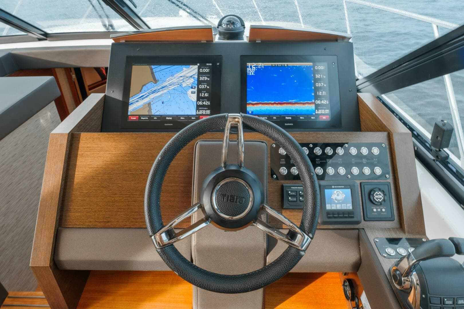 2017 Tiara Yachts C53 Coupe photo 35