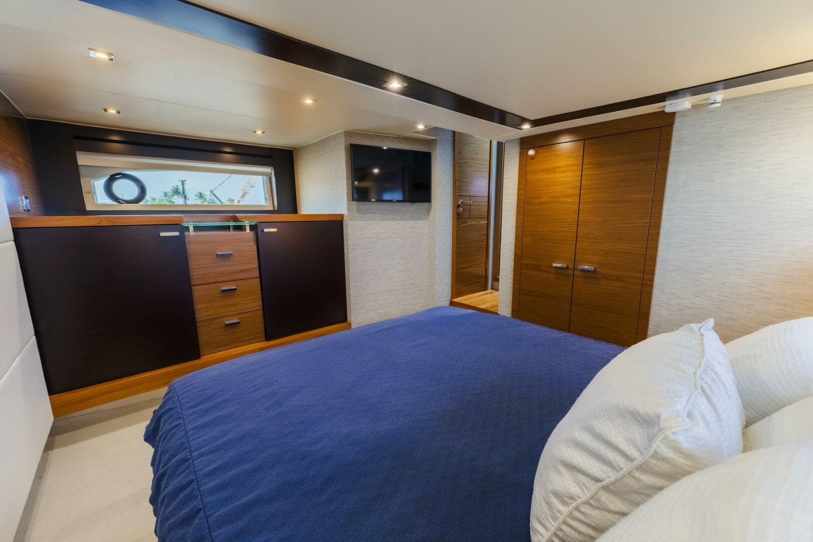 2017 Tiara Yachts C53 Coupe photo 31