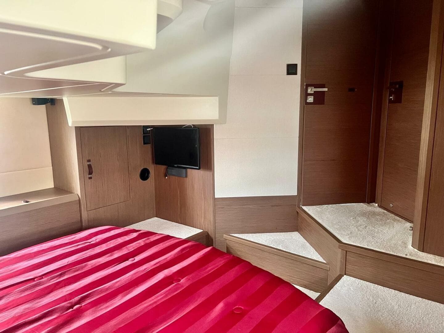 2017 Beneteau Monte Carlo 4 photo 23