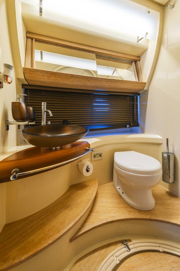 2011 Azimut 48 Flybridge photo 18