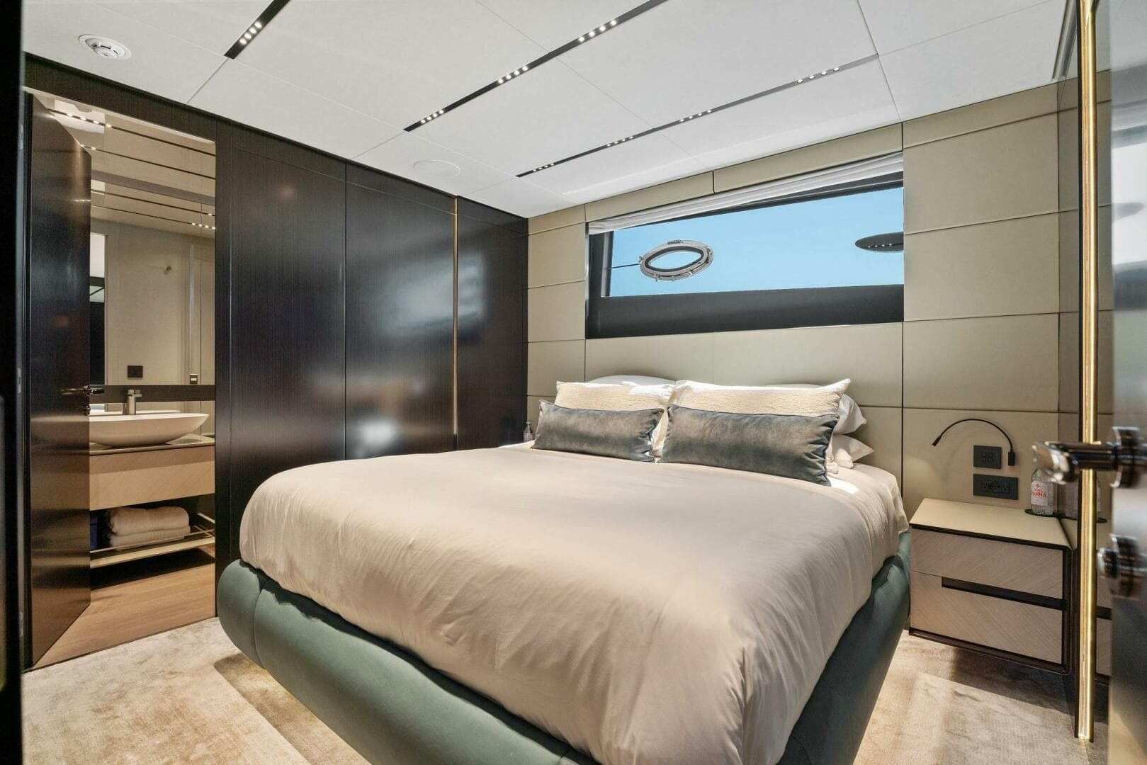 2023 Pershing GTX Motoryacht photo 91