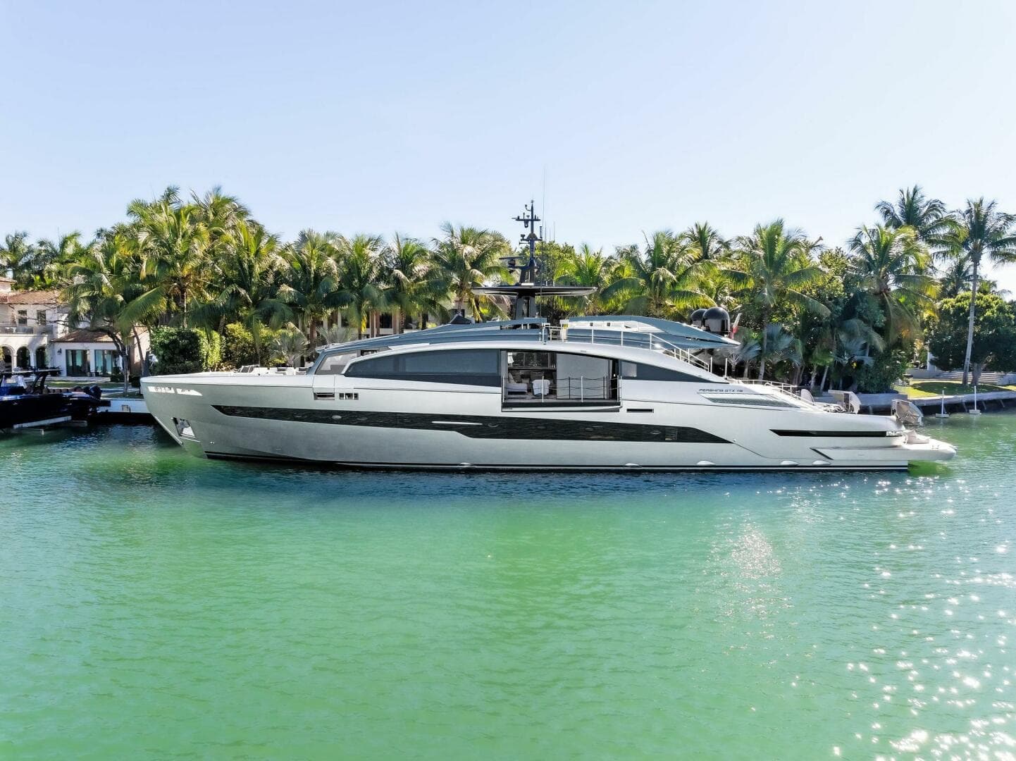 2023 Pershing GTX Motoryacht photo 2