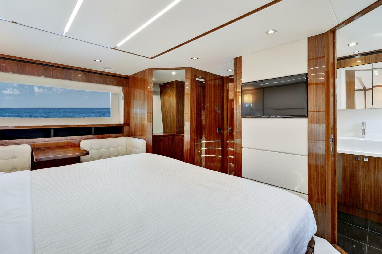 2017 Sunseeker 68 Sport Yacht photo 28