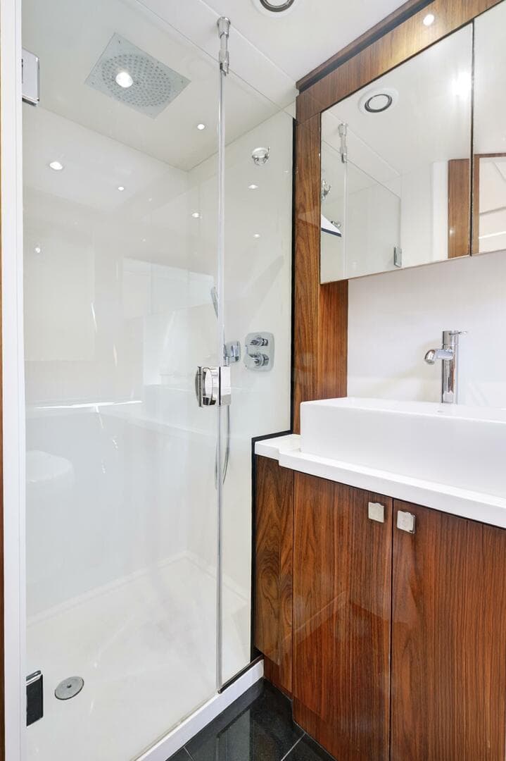 2017 Sunseeker 68 Sport Yacht photo 30