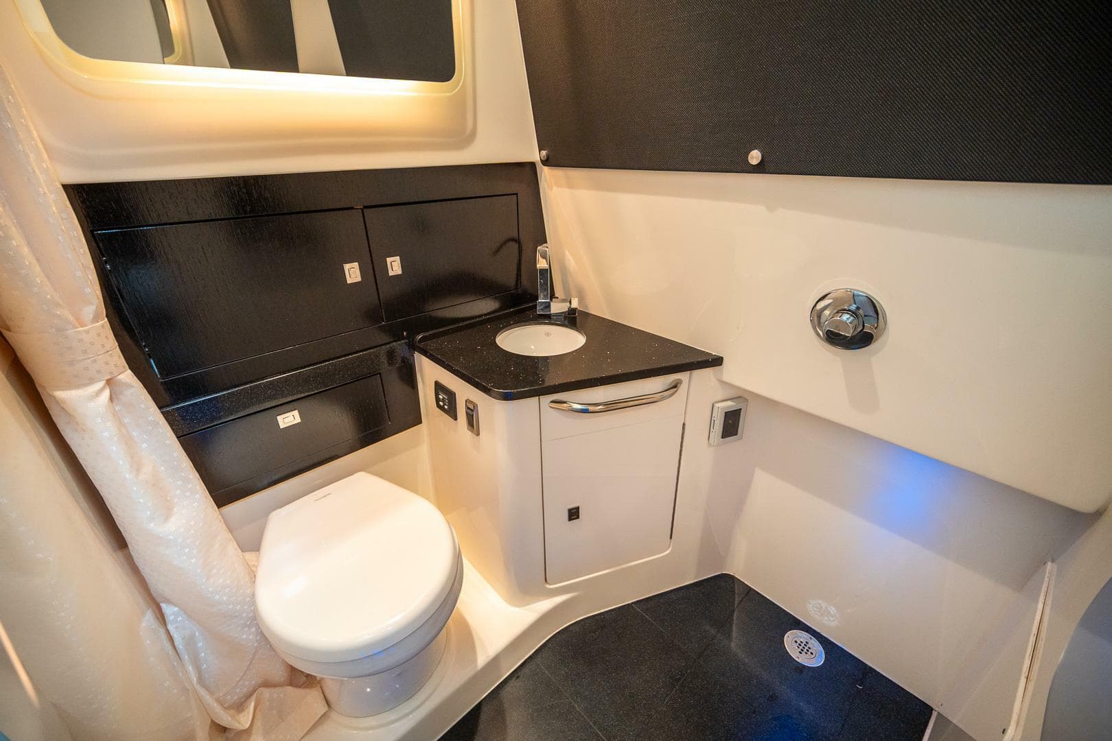 2023 Boston Whaler 420 Outrage photo 28