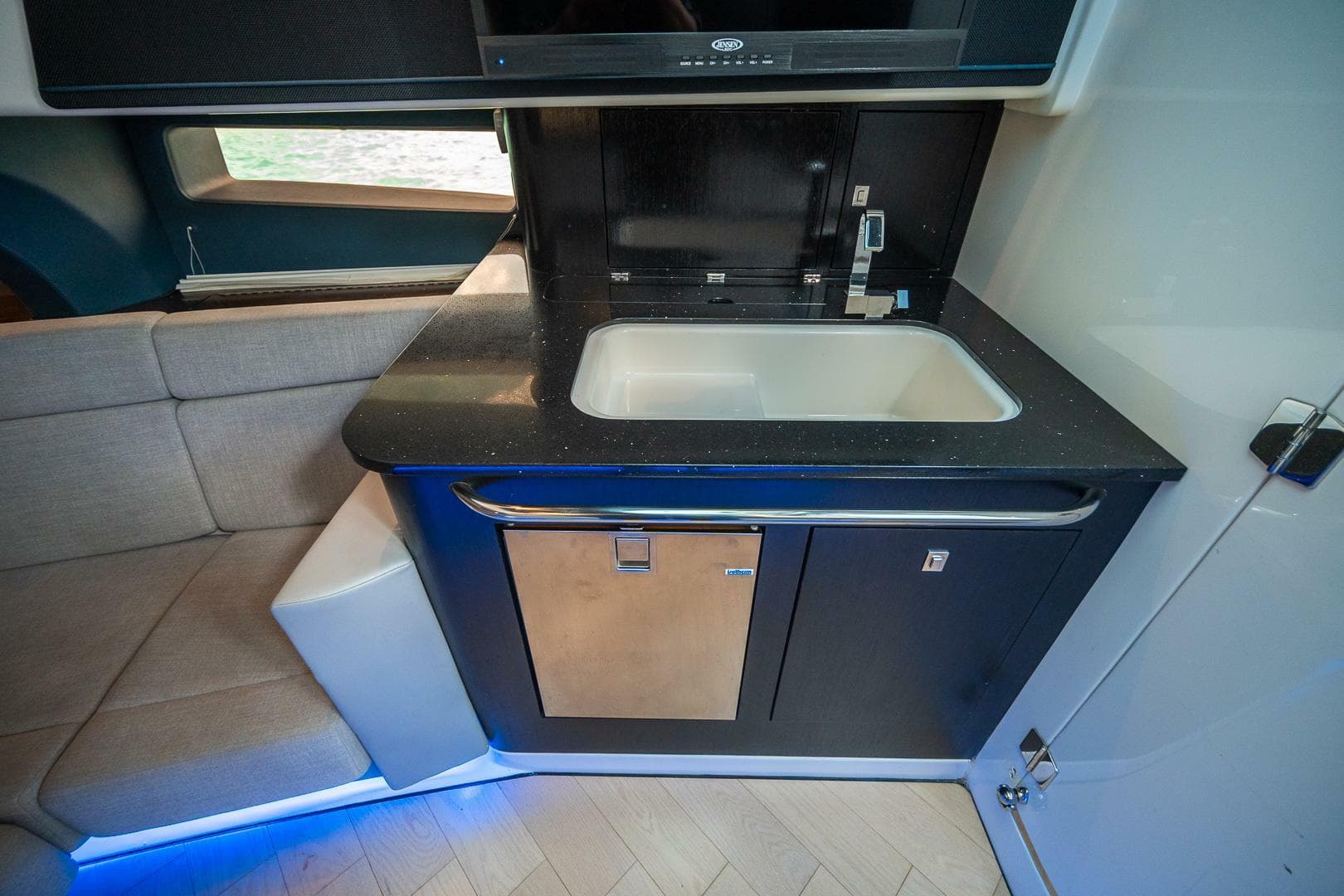 2023 Boston Whaler 420 Outrage photo 26