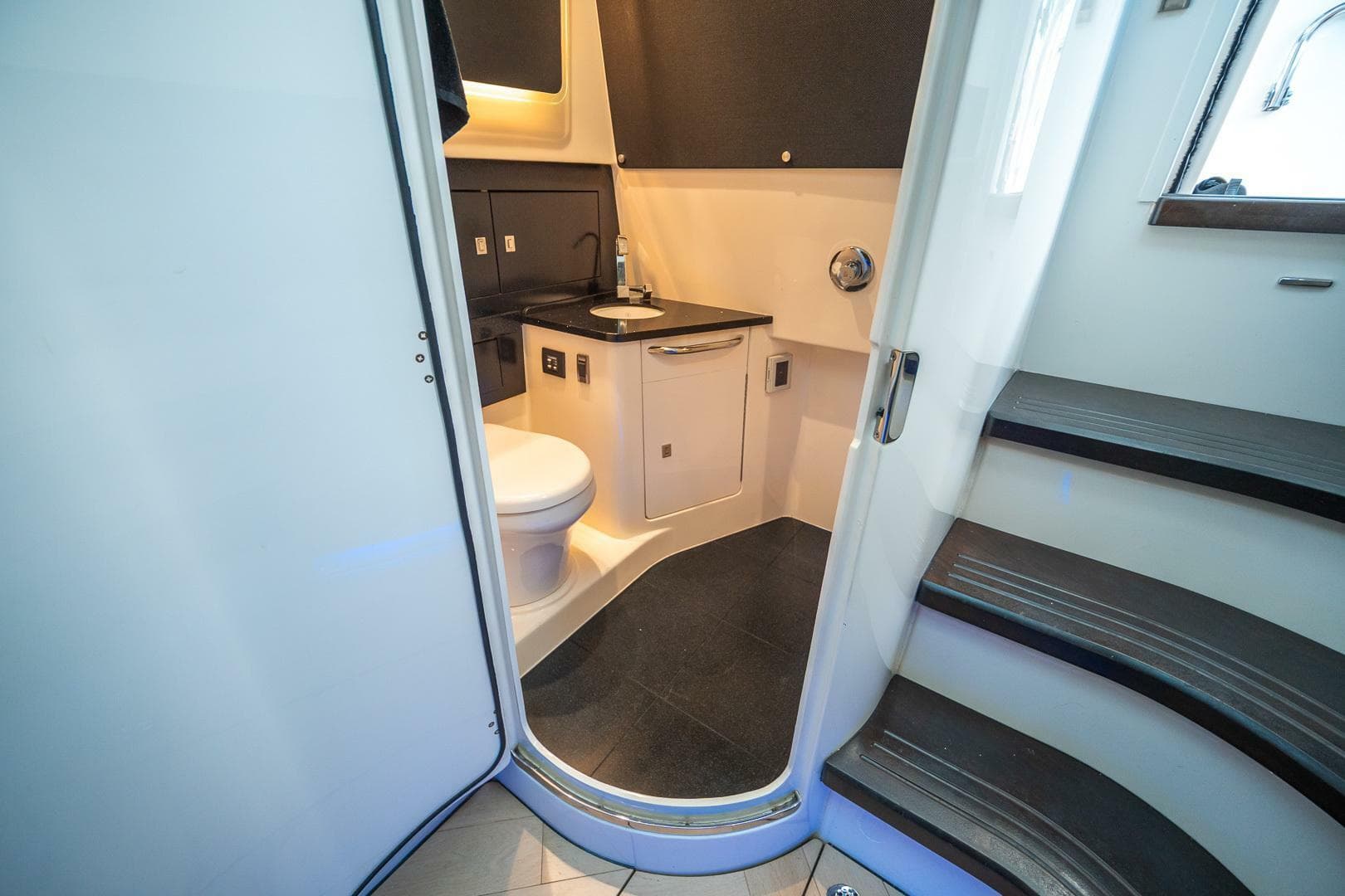 2023 Boston Whaler 420 Outrage photo 27