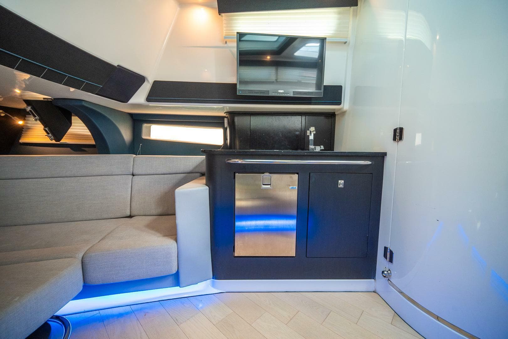 2023 Boston Whaler 420 Outrage photo 25