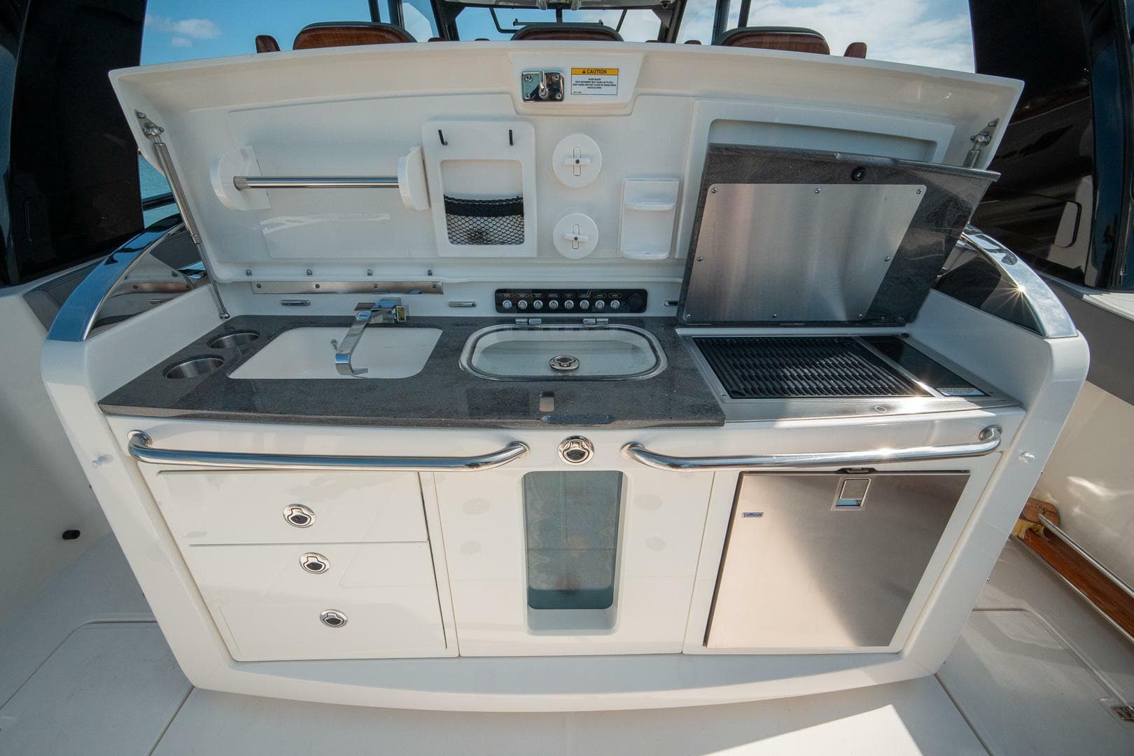 2023 Boston Whaler 420 Outrage photo 9