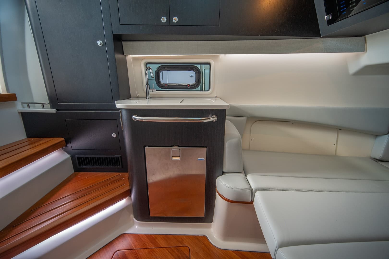 2024 Boston Whaler 380 Realm photo 48