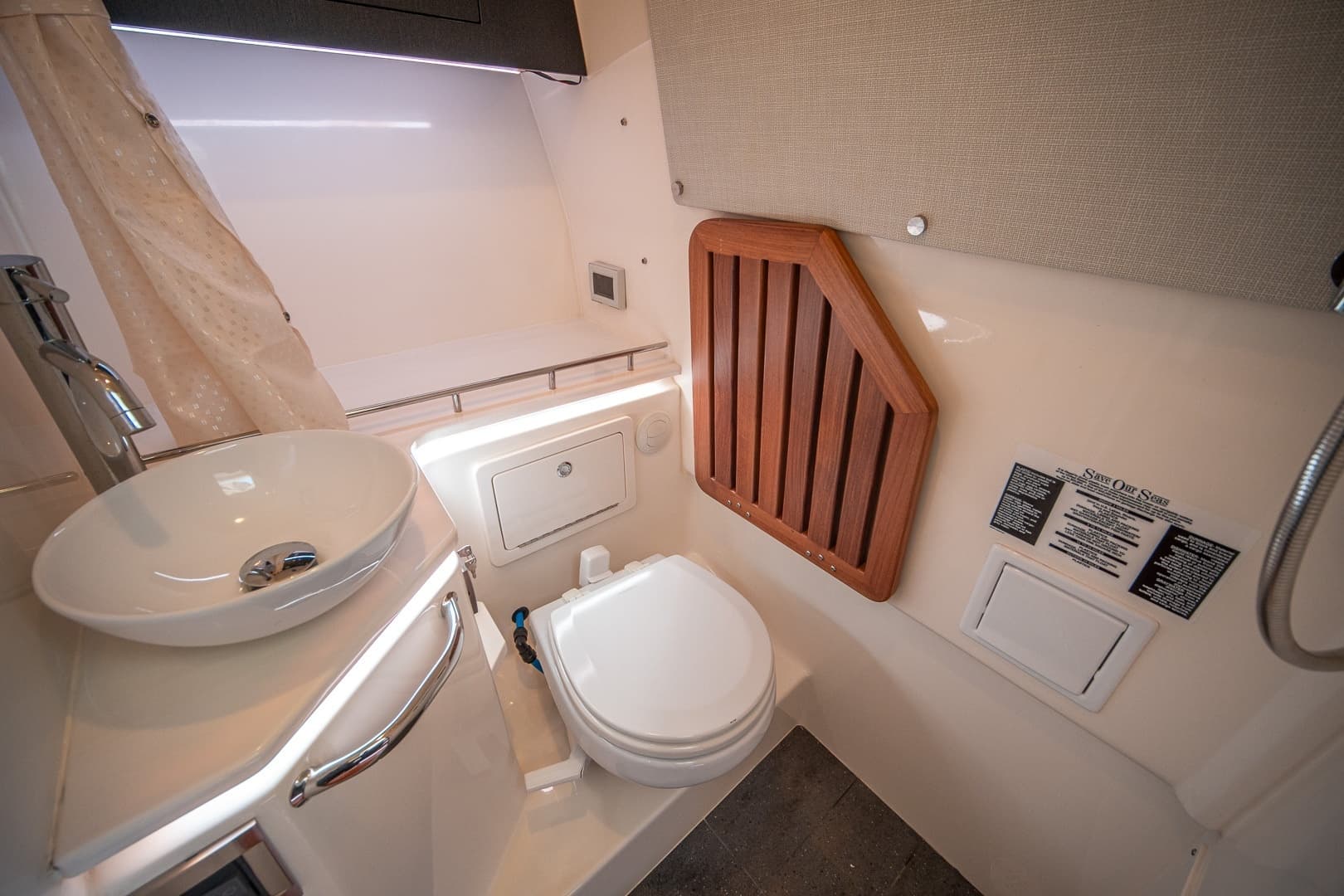 2024 Boston Whaler 380 Realm photo 53