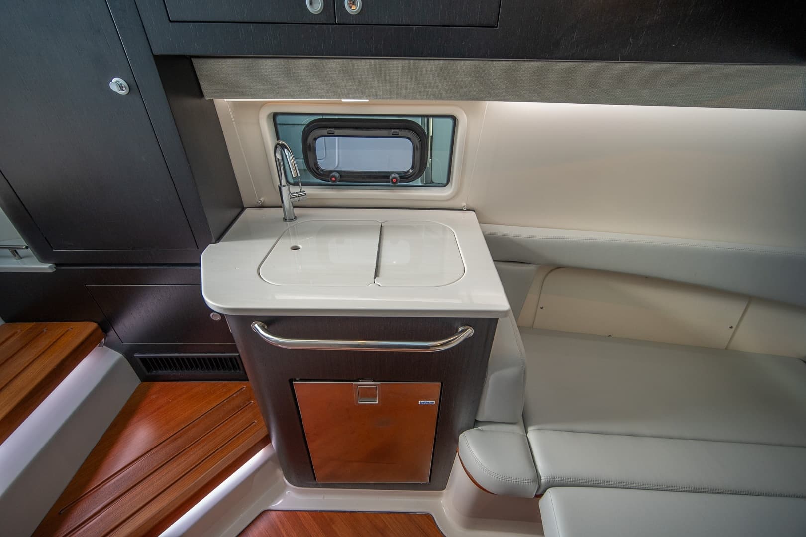 2024 Boston Whaler 380 Realm photo 49