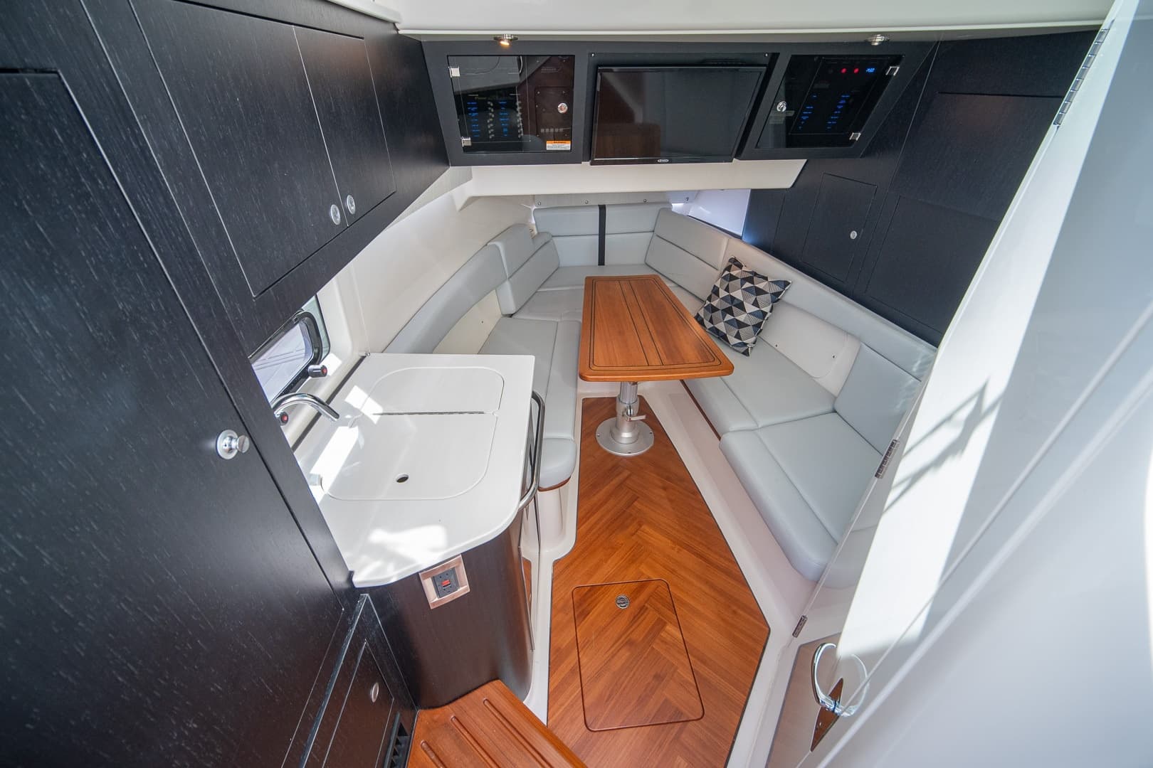 2024 Boston Whaler 380 Realm photo 54