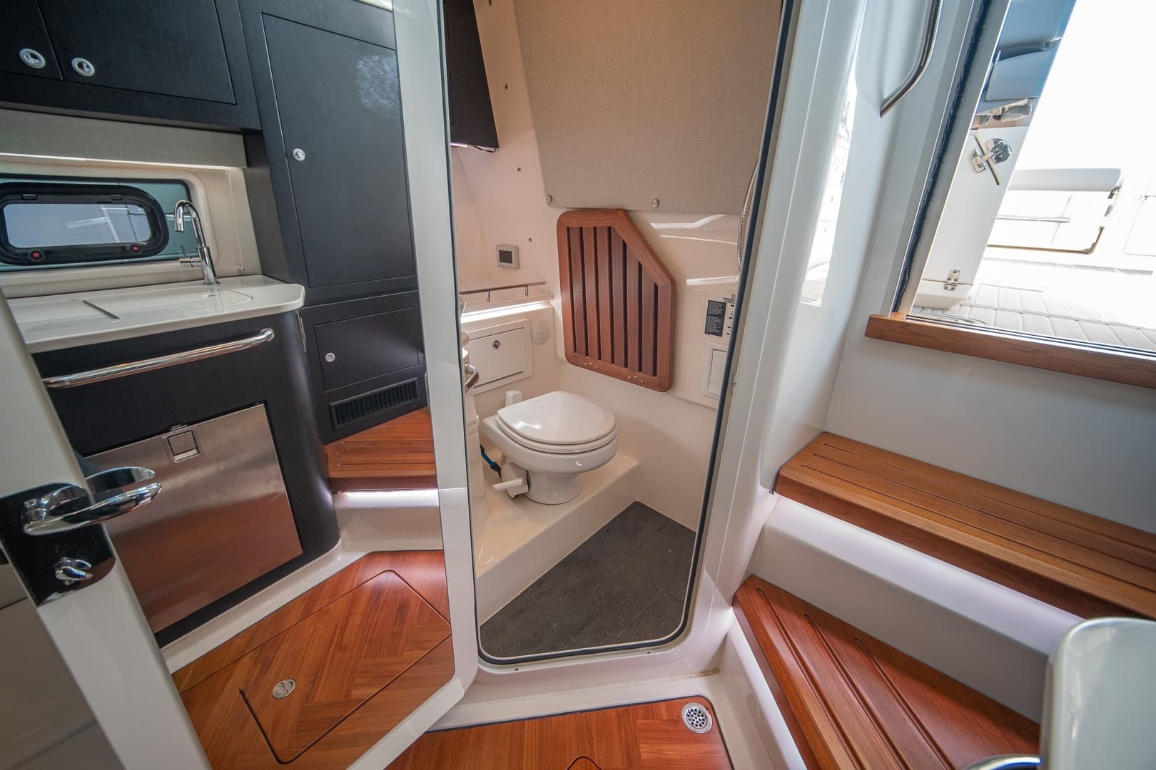 2024 Boston Whaler 380 Realm photo 51