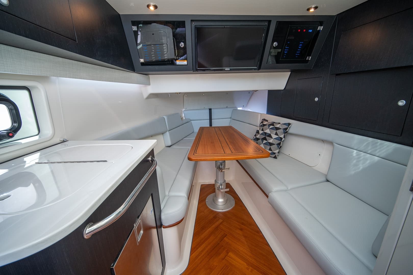 2024 Boston Whaler 380 Realm photo 55