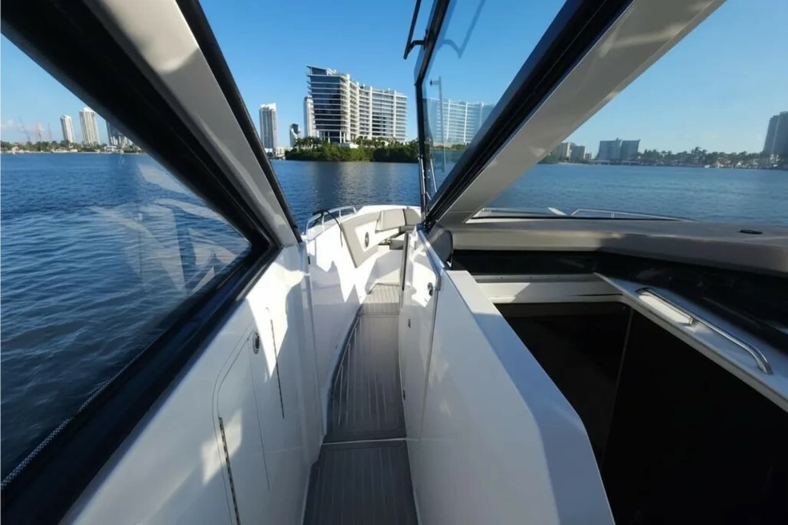 2021 Cruisers Yachts 42 GLS OB photo 22