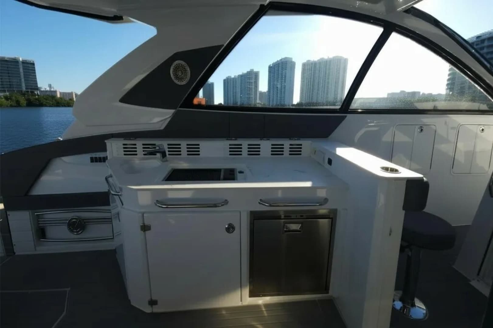 2021 Cruisers Yachts 42 GLS OB photo 18