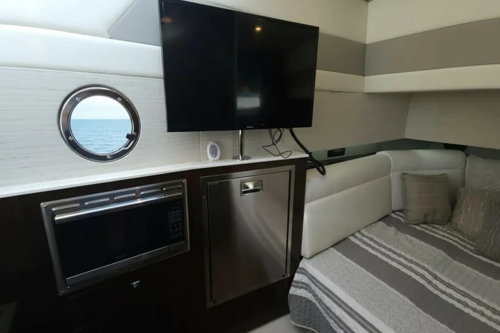 2021 Cruisers Yachts 42 GLS OB photo 27