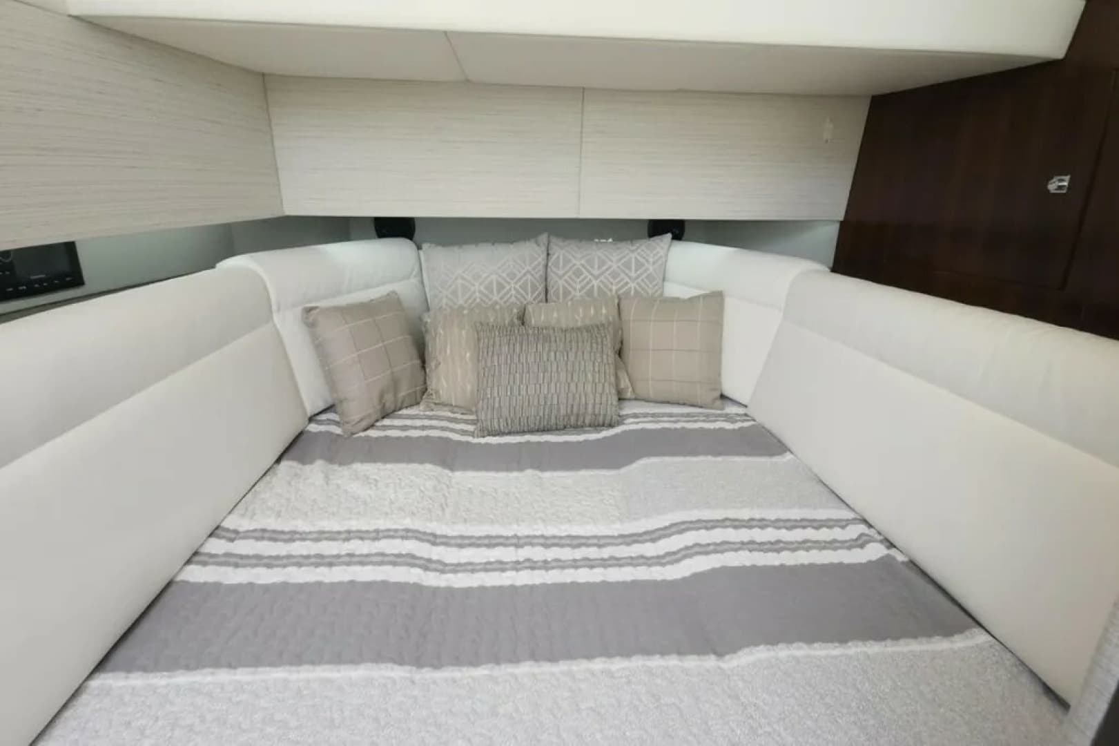 2021 Cruisers Yachts 42 GLS OB photo 25