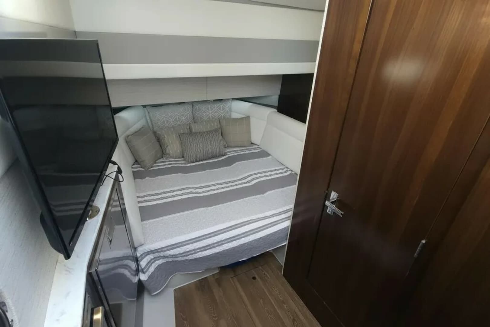 2021 Cruisers Yachts 42 GLS OB photo 26